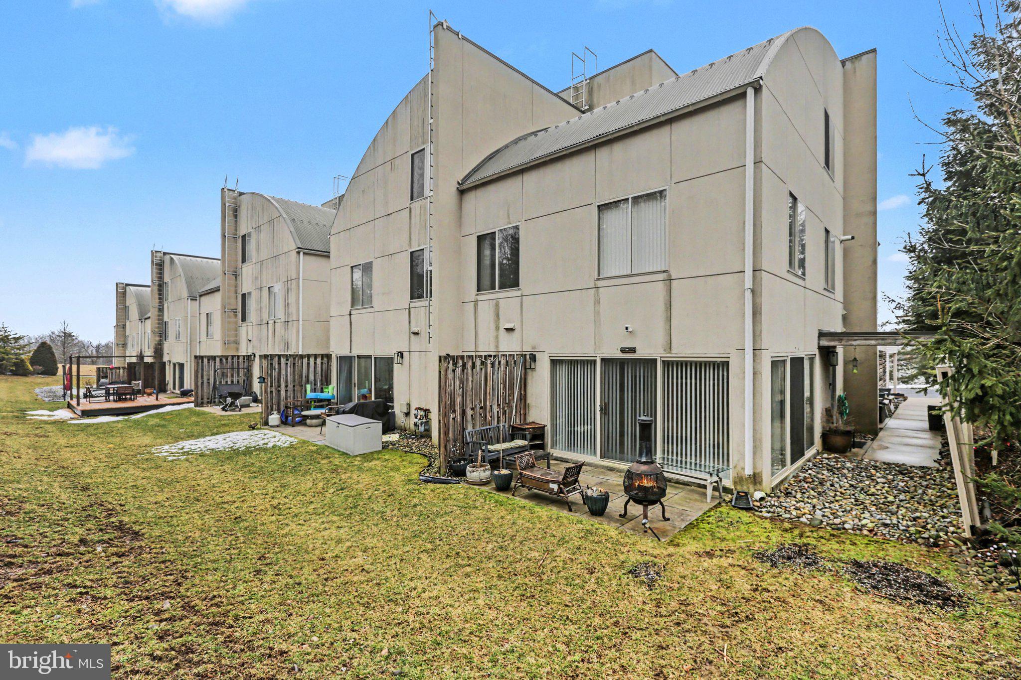 This modern, tastefully updated condo blends contemporary style with low‑maintenance living in an unbeatable location. Enjoy quick access to nearby medical centers, shopping, dining, and top-rated schools, making daily routines effortless. The open‑concept layout and sleek finishes create a comfortable, functional space ideal for today’s busy lifestyles. With convenient amenities and a vibrant surrounding community, this home is perfect for anyone seeking both comfort and convenience.