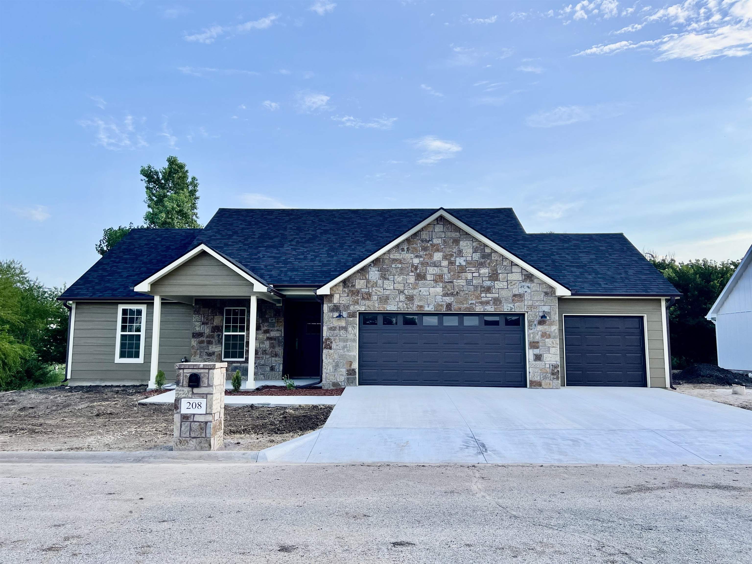 208 Castle Pines Dr