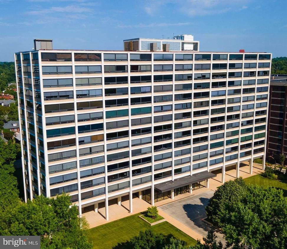 "Architecture is the will of an epoch translated into space" - Ludwig Mies van der Rohe. The Highfield House - a Mid-Century Masterpiece - an iconic example of how form and function blend perfectly together. Expansive, wall-to-wall windows with tree-lined views in this sophisticated, one-bedroom unit.Heat, air conditioning, cooking gas, hot water and extra storage are included in the monthly fee. Full service building with a 24-hour front-desk. Convenient to Johns Hopkins University, Union Memorial Hospital, Penn Station, shops and restaurants. Pet free building.