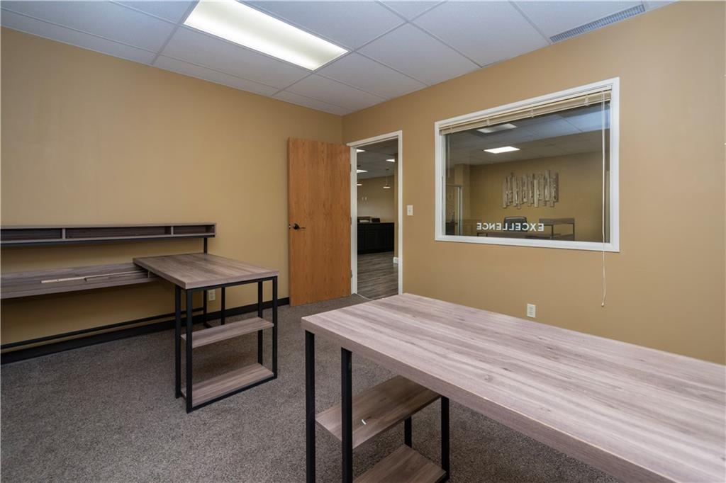 8320 N Oak - 222 Trafficway