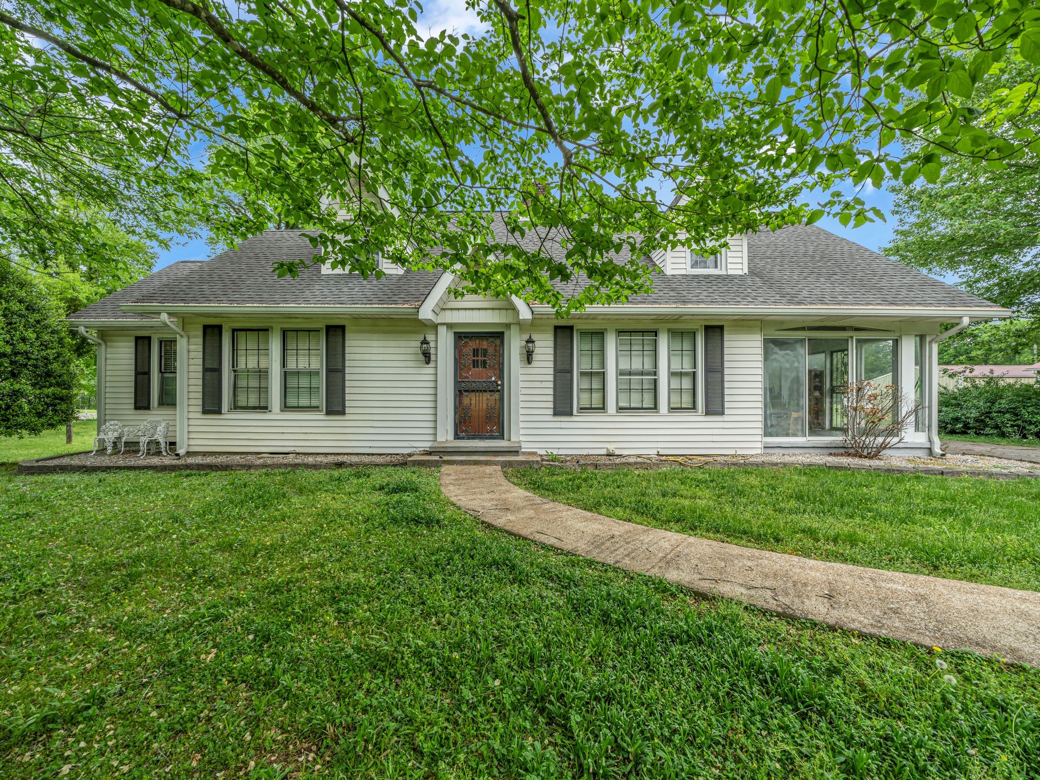 609 W Main St