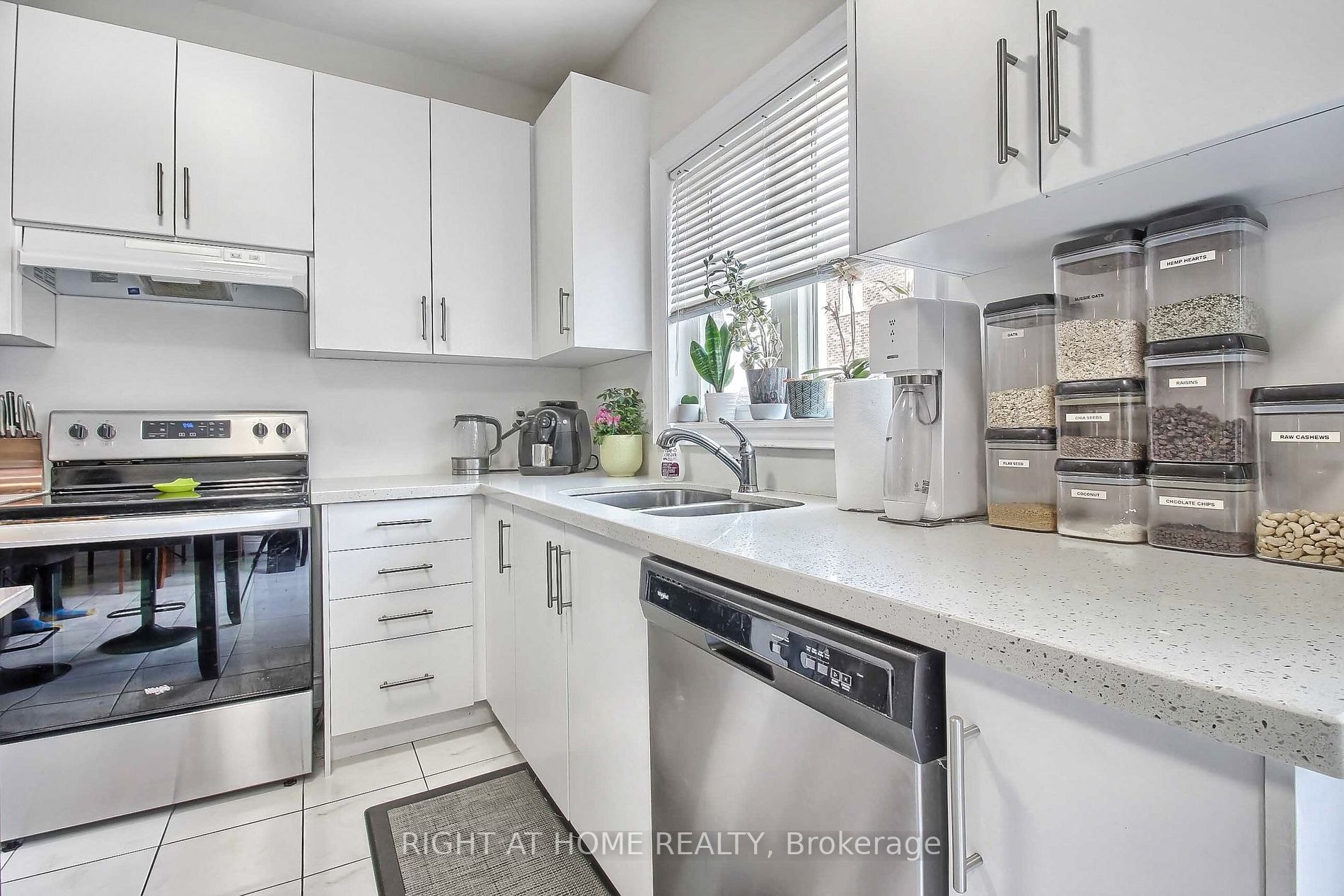 1143 Peelar Cres