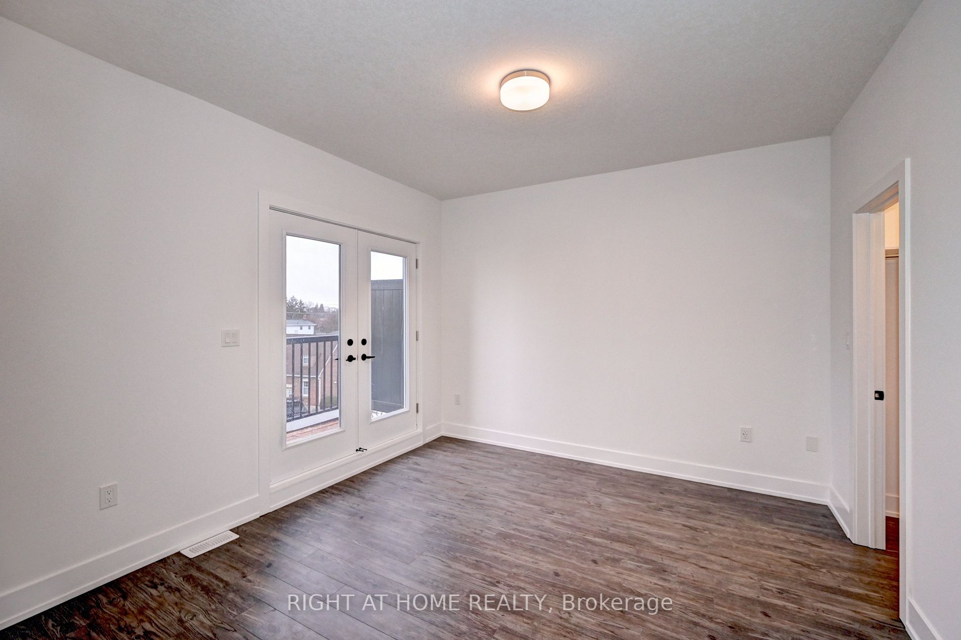 99 Roger St 18