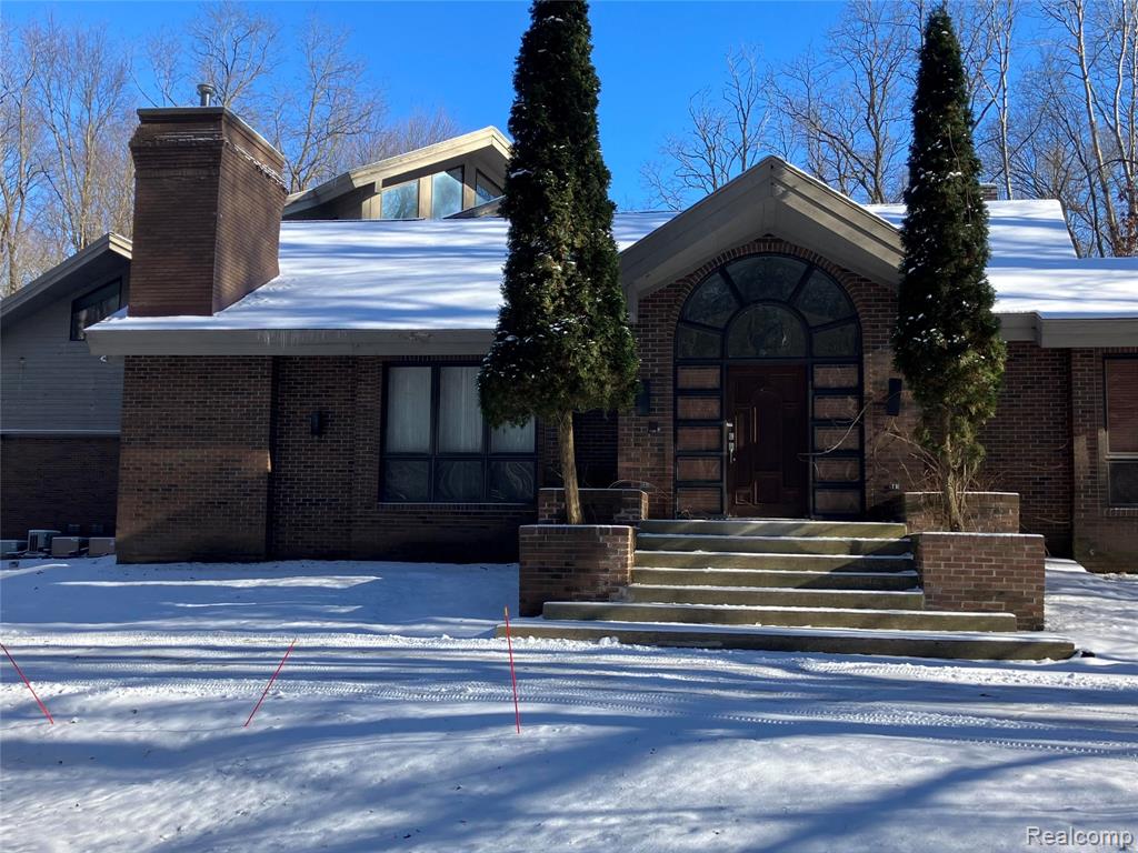 Welcome to this charming home located in Okemos, Michigan, featuring a spacious layout with ample natural light. The residence boasts a well-appointed kitchen, cozy living areas, and a serene backyard appropriate for relaxation. Enjoy the convenience of nearby amenities and a welcoming community atmosphere. A delightful place to call home!Needs updates and a few repairs