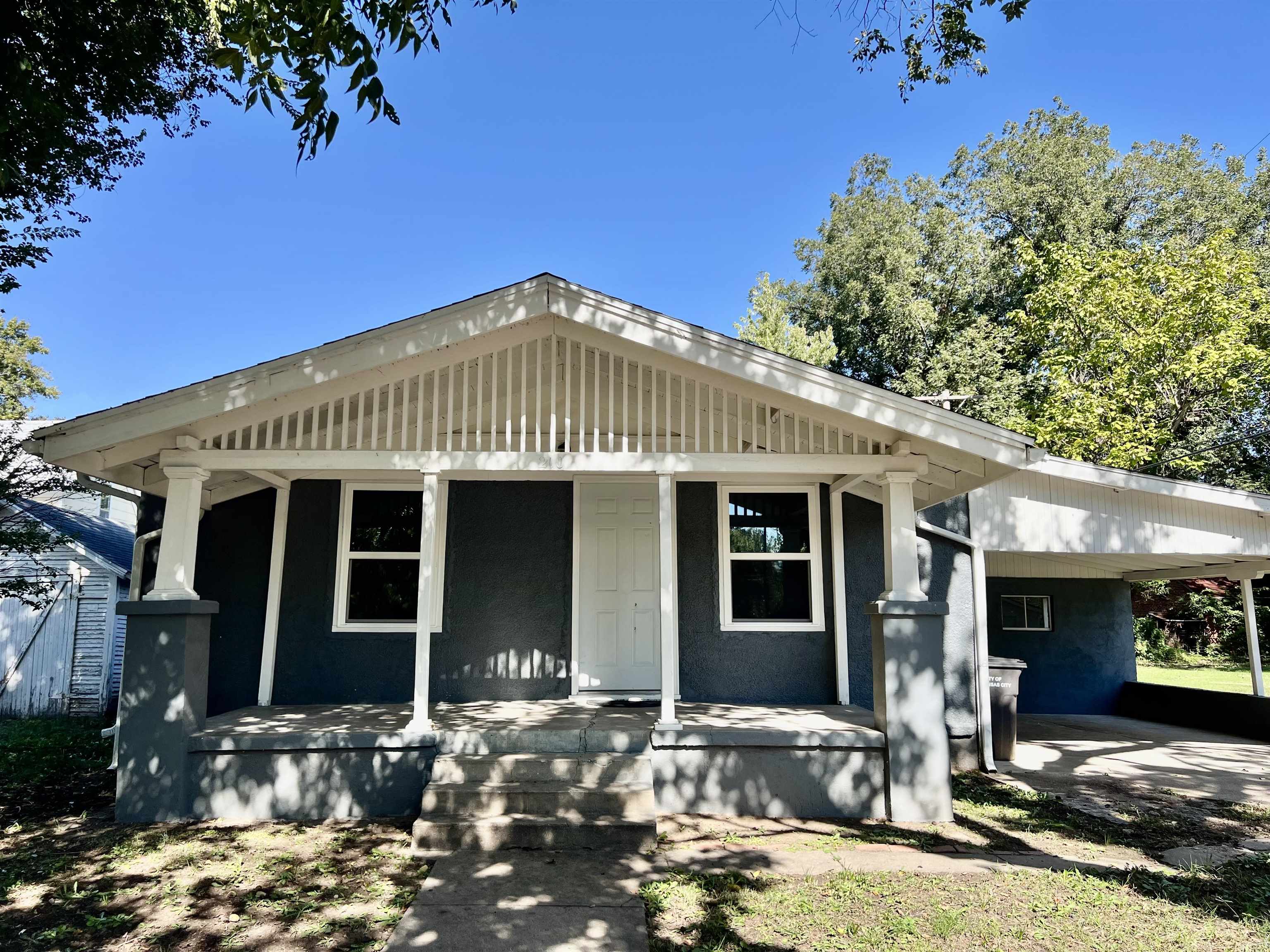 210 E Quincy