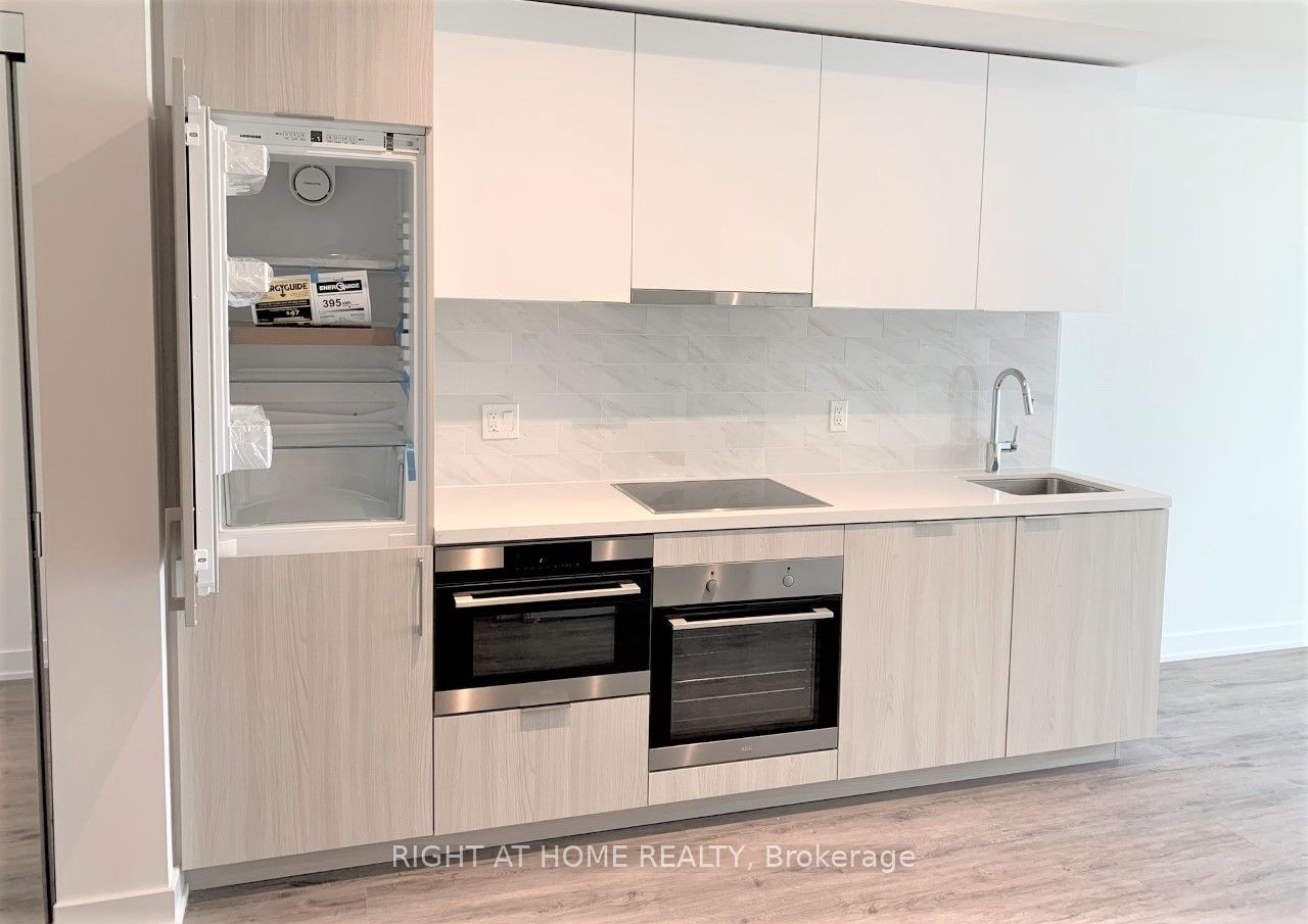 15 E Queens Quay 704