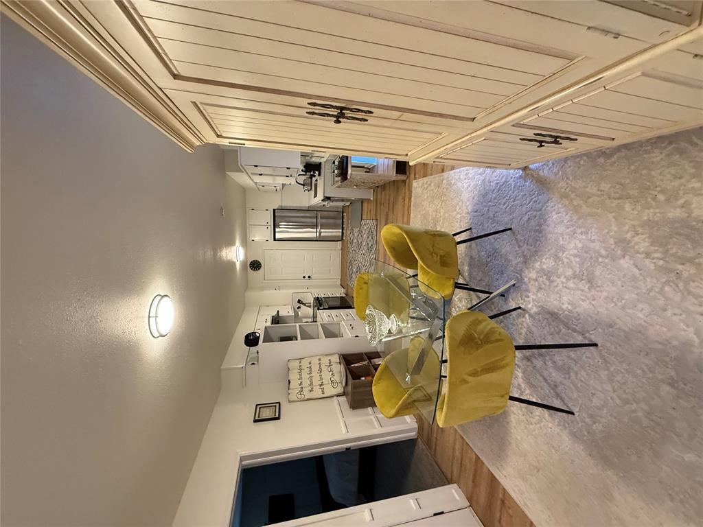 YOU FOUND THE ONE - HAS IT ALL !!!!! Beautiful is an understatement. UPDATED AND UPGRADED. IN ONE OF THE MOST DESIRED AREAS IN TOWN. LESS THAN 5 MINUTES FROM OAK FINE DINING -SHOPPING -ENTERTAINMENT. WALK TO A PARK IN LESS THAN 5 MINUTES. THE AMENITIES ARE TOO MANY TO LIST. NEW PAINT EXTERIOR AND INTERIOR ,  NEW FLOORS ,NEW DOORS, NEW TILE IN SHOWERS, NEW QUARTZ COUNTER TOPS ,NEW APPLIANCES THAT ALL MATCH- EXTRA STORAGE BLENDED IN TO THE DESIGN OF THE WALL. BUILT INS IN HALL AND BEDROOMS-LARGER LOT THAT HAS A PRIVATE 8FT FENCE. BACK YARD ACCESS ON BOTH SIDES OF PROPERTY. NEW GATES. SPECIAL DESIGN ON WALLS THAT GIVE IT AN UPGRADED DESIGN. OVERSIZED BEDROOMS . MUST SEE TO APPRECIATE. TO TOP IT OFF THE HOUSE IS SO PRIVATE ON A CIRCLE STREET WITH NOT MUCH TRAFFIC. DO NOT MISS THIS ONE. TRULY A GEM WITH DYNAMIC UPGRADES . THIS PROPERTY HAS IT ALL- AREA/ UPGRADES / UPDATES / LIFESTYLE