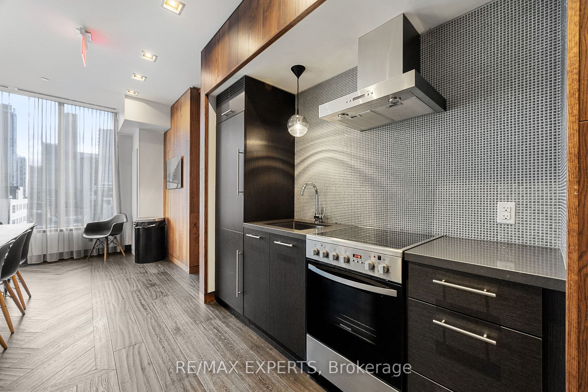 435 W Richmond St 802