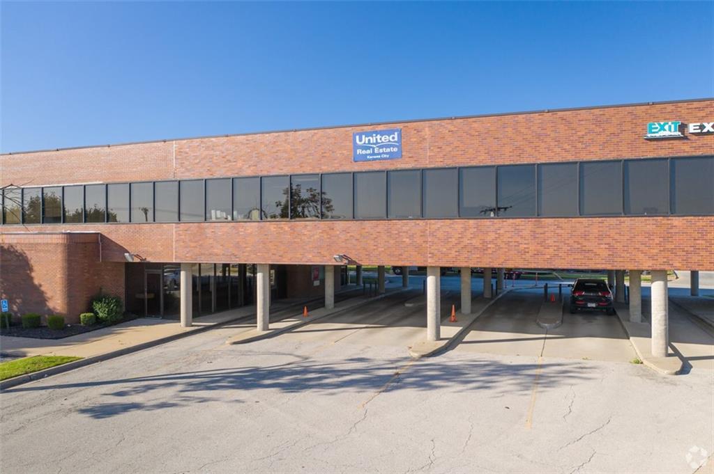 8320 N Oak Trafficway