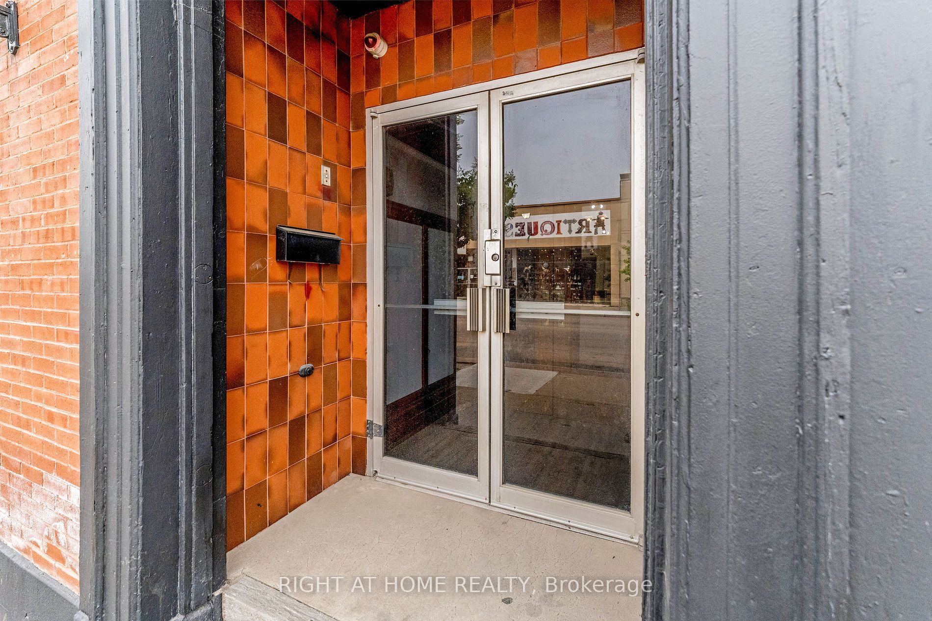 262 N Ottawa St Main