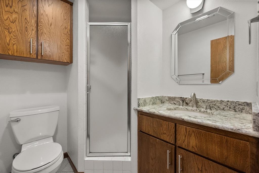 2216 Shadywood Court