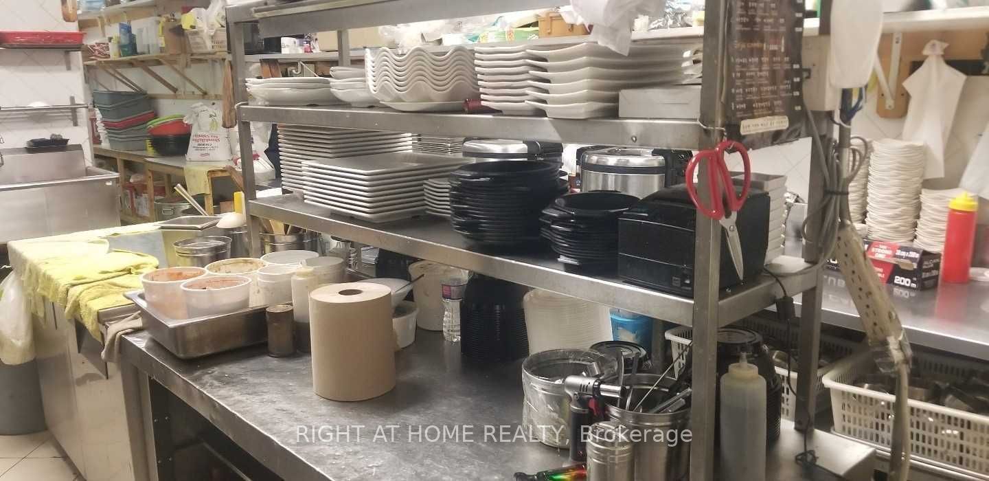 1170 W Burnhamthorpe Rd 15