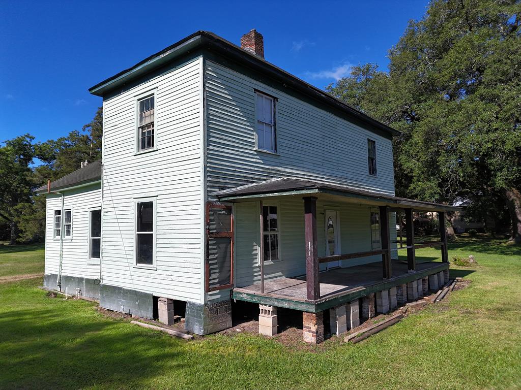 Investment Opportunity: 3 Bed, 1 Bath Fixer-Upper on 0.60 Acres  Discover this prime 3-bedroom, 1-bathroom investment property. With 1,849 sq. ft. on a spacious 0.60-acre lot, this home needs a full renovation but has immense potential.  **Key Features:** - **Recent Structural Work:** New bathroom joists, support beams, and jacks, all under warranty. - **City Inspection To-Do List:** Includes new electrical, plumbing, exterior doors, windows, and steps to both doors.  **Location:** Conveniently located near local amenities, schools, parks, and major transportation routes.  **Investment Potential:** Ideal for flipping, renting, or creating your dream home, with significant ROI potential.  **Disclaimer:** Property sold as-is. Buyers should perform due diligence.  Please note that the title is clouded.