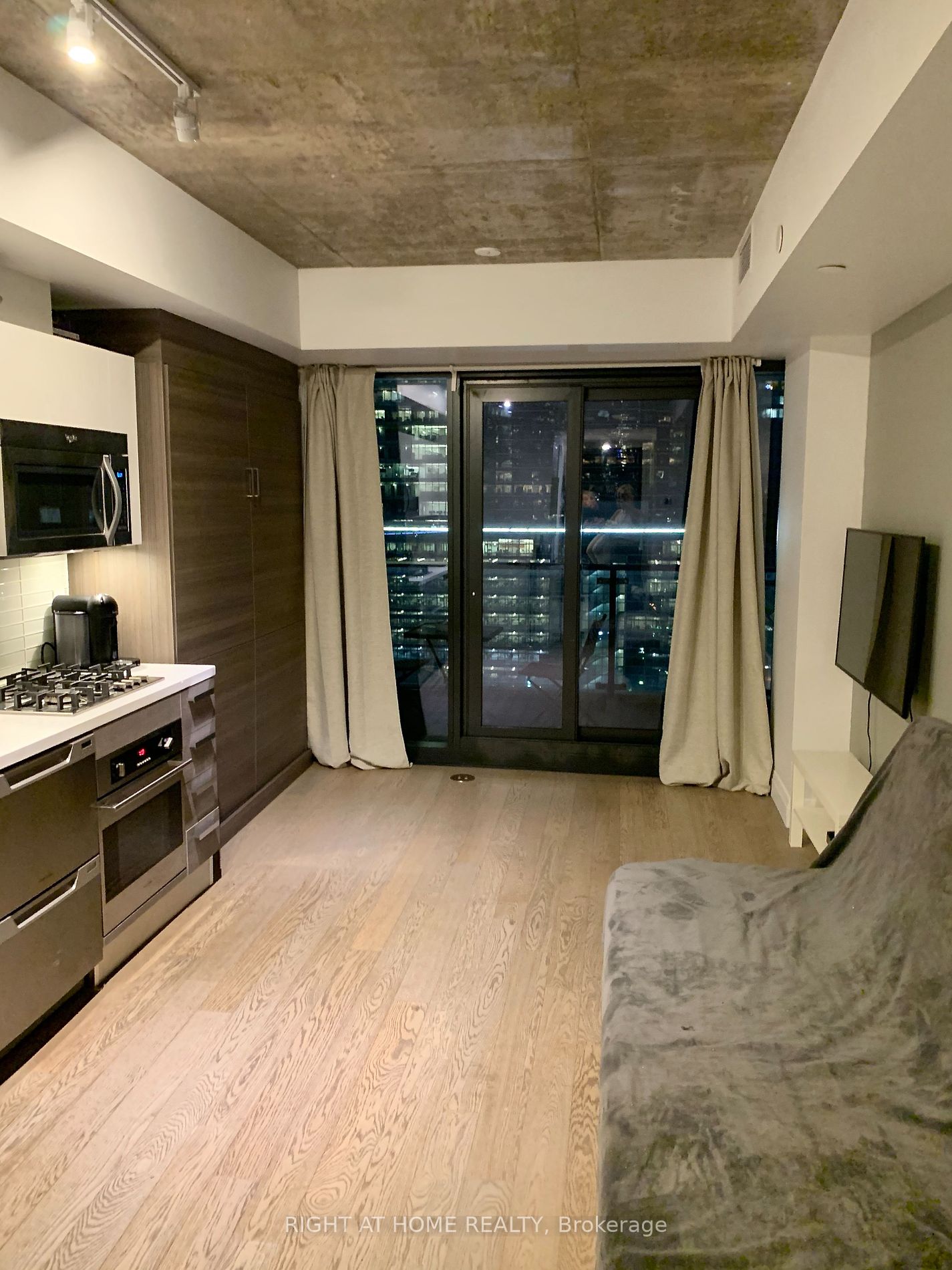 224 W King St 1505