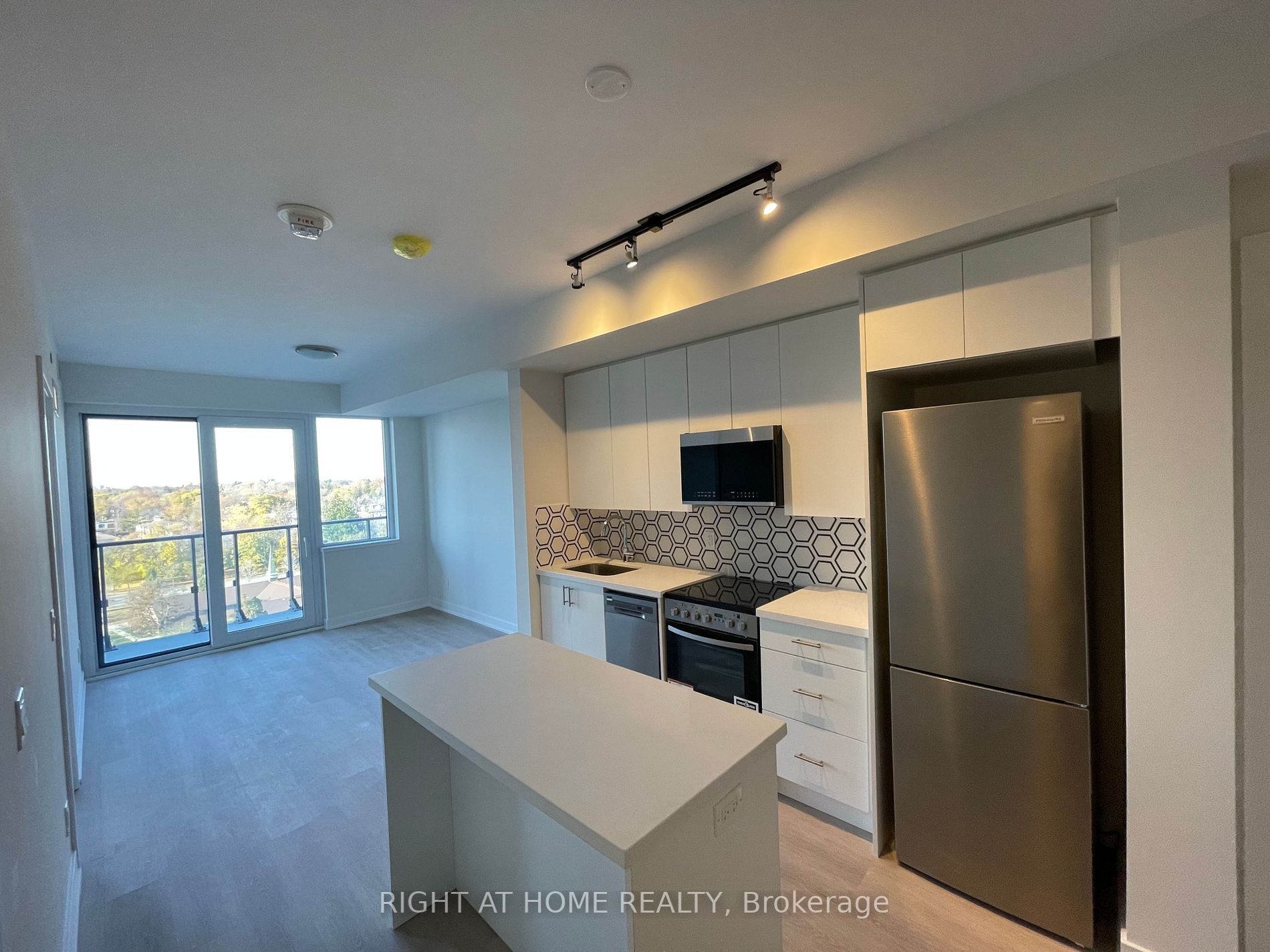 15 Ellerslie Ave 807