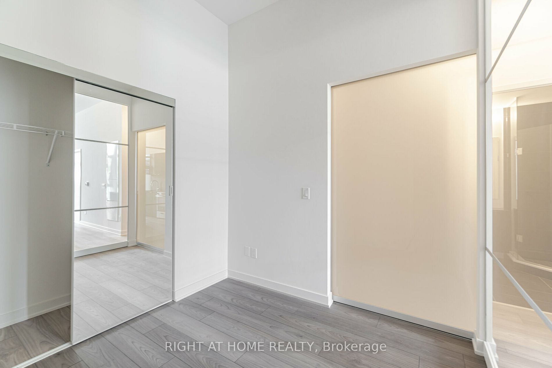 8 Tippet Rd 0110