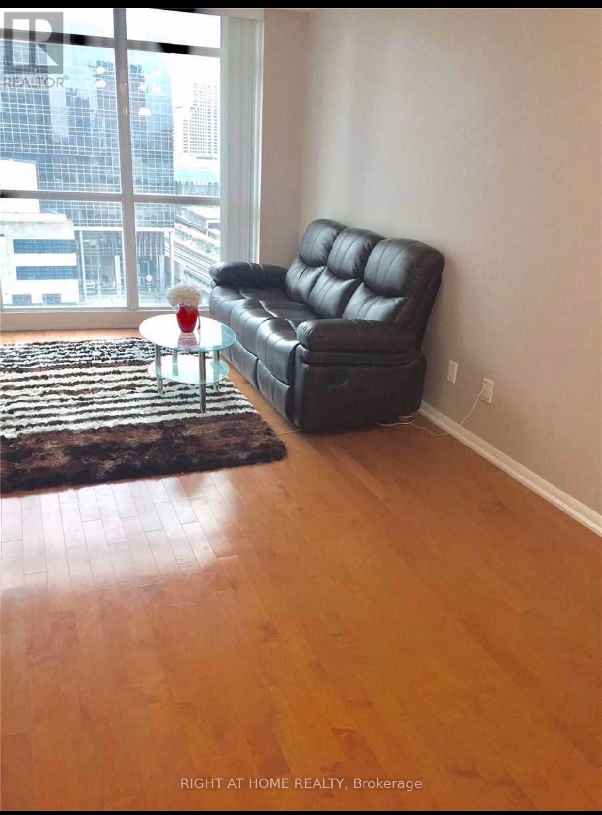 18 Yonge St 1201