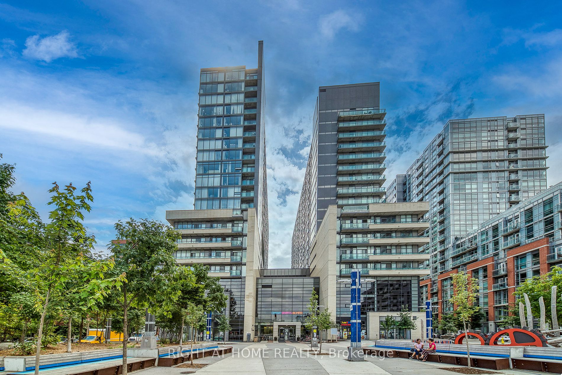 36 Lisgar St 2110E