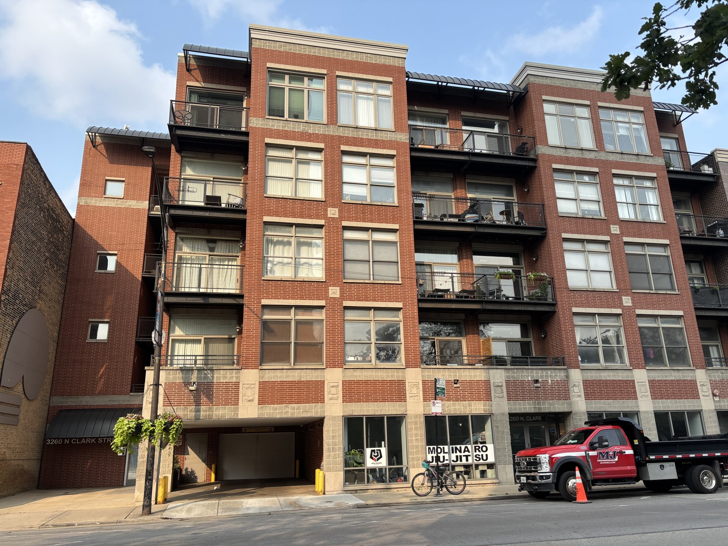 Spacious 2 bedroom 2 bathroom condo in the heart of Lake View/Wrigleyville. Shopping, restaurants and entertainment and Wrigley Field within walking distance. Roomy bedrooms and a large living area makes this condo extra comfortable. This is a do not miss opportunity.