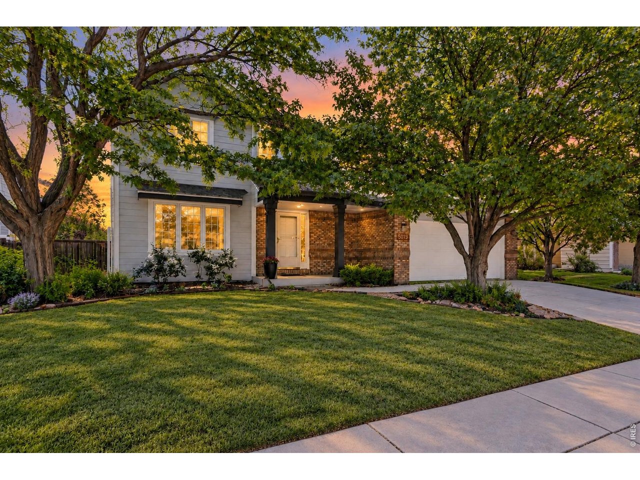 Nestled within the highly desirable, tree-lined Oakridge neighborhood, this beautifully maintained 4-bedroom, 4-bathroom home offers the perfect blend of comfort, functionality and an unbeatable central location offering amenities and retailers/restaurants within walking distance and just minutes to the highly rated Fossil Ridge High School, Preston Middle School, and Kinard Elementary. Surrounded by mature trees and spacious lots, you'll enjoy peaceful living just minutes from shopping, dining, top-rated schools, parks and two nearby golf courses. Step inside to discover hardwood floors, soaring vaulted ceilings and multiple light-filled living spaces designed for both everyday living and entertaining. The inviting living room features a cozy fireplace and expansive windows that fill the home with natural light. At the heart of the home, the updated kitchen showcases white cabinetry, granite countertops, stainless steel appliances, a center island and abundant storage, flowing seamlessly into the formal dining room. The spacious primary suite offers a private retreat with an en-suite bath, while two three bedrooms complete the upper level. The finished basement expands the home's versatility with a large recreation room featuring a complete home theater system-including projector, screen, surround sound, and Yamaha receiver-all included with the home. A bathroom, built in workbench area and generous storage room provide exceptional flexibility for hobbies or additional living space. Outside, unwind on the beautifully finished deck overlooking the fully fenced backyard, where mature landscaping creates a private outdoor oasis perfect for summer barbecues, morning coffee or relaxing in the Colorado sunshine.