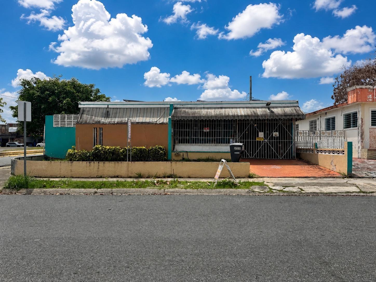 Corner property located in Urb. Santa Juanita, Bayamón, featuring 3 bedrooms, 2 bathrooms, and approximately 342 square meters of land, with Intermediate Residential (R-I) zoning. Its convenient location provides easy access to Ave. Santa Juanita, PR-174, UPR Bayamón, and the Bayamón Tren Urbano Station, as well as nearby supermarkets, pharmacies, restaurants, schools, medical services, shopping, and other essential amenities. Being a corner property, it offers additional outdoor space, ventilation, and excellent potential for residential use or investment. The electrical meter will need to be relocated, as it is currently located inside the property. Additionally, the property has an existing lease agreement for solar panels installed by WindMar, with a monthly payment of approximately $232.