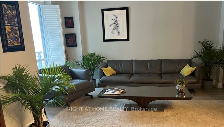 500 W Queens Quay 808W
