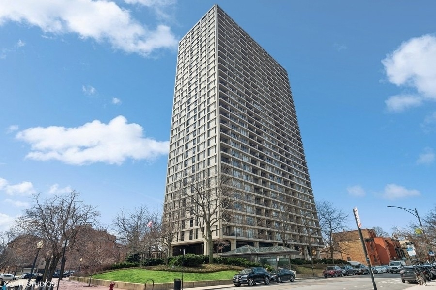 Enjoy spectacular lake views from your private balcony!  Rarely available studio, high floor in the heart of Lincoln Park .   New central A/C installed.  This unit is ready for your decorating ideas ... Steps away from jogging/walking/cycling paths, cute boutique shops, restaurants, grocery, North Ave Beach, Lincoln Park Zoo, Green City Market, Conservatory, DePaul University ... Investor friendly...No rental restrictions ... Pet friendly ... Full amenity & financially sound building...