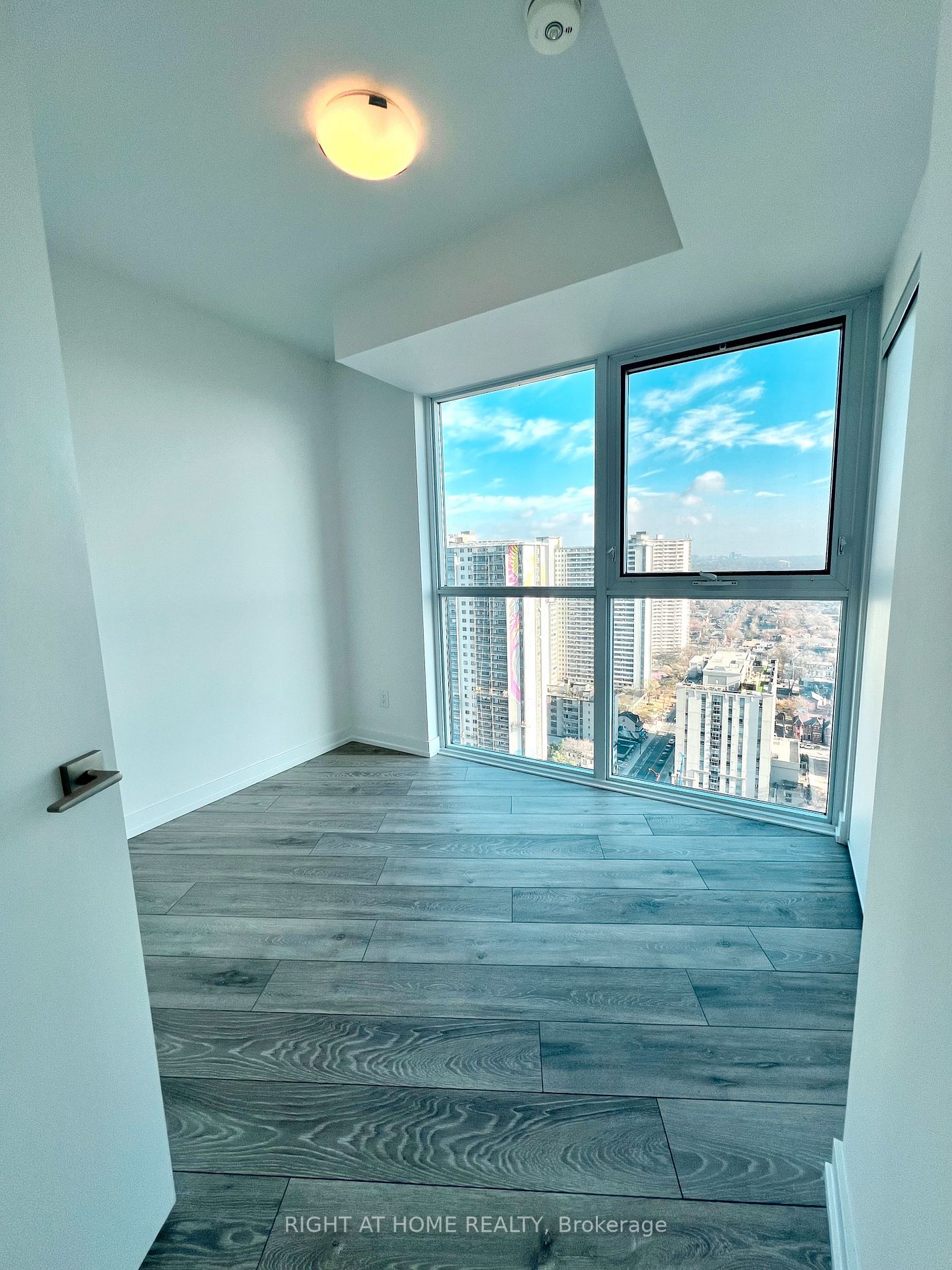 159 E Wellesley St 2404