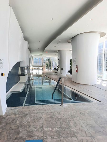 1 E Bloor St 5907