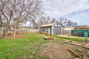 VERY COZY HOME. KITCHEN HAS BEEN UPDATED, NEW QUARTZ, COUNTERS, AND BACKSPLASH.  BATHROOM COMPLETLY UPDATED AND NEW TILE SINK.  BUYERS TO VERIFY ALL INFO INCLUDING SCHOOLS.  GREAT PROPERTY FOR INVESTMENT OR NEW HOME BUYERS.