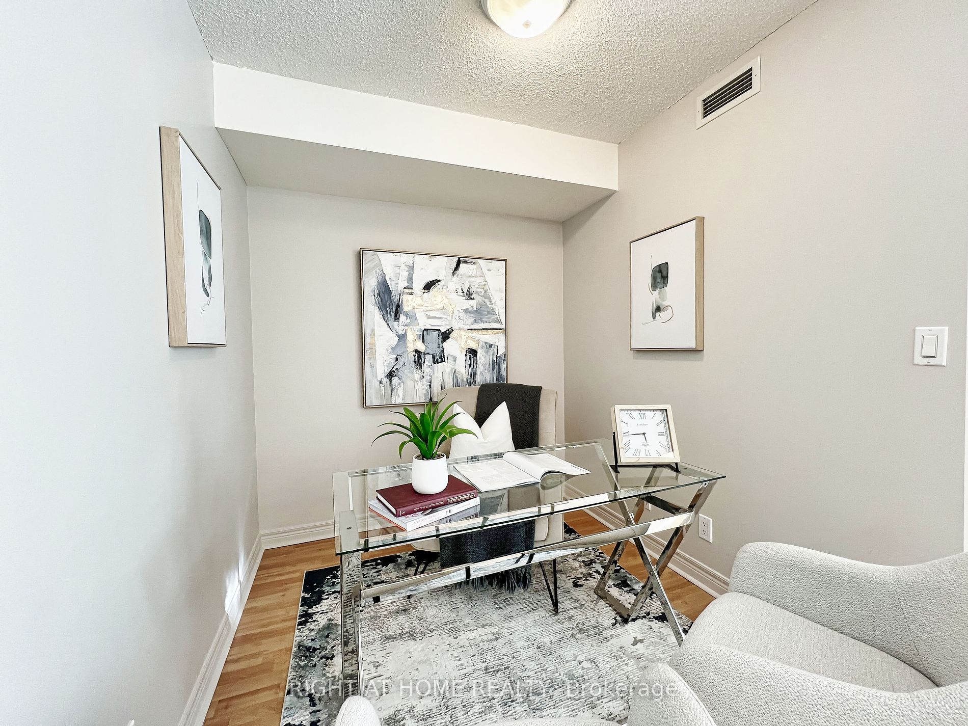 212 E Eglinton Ave 502