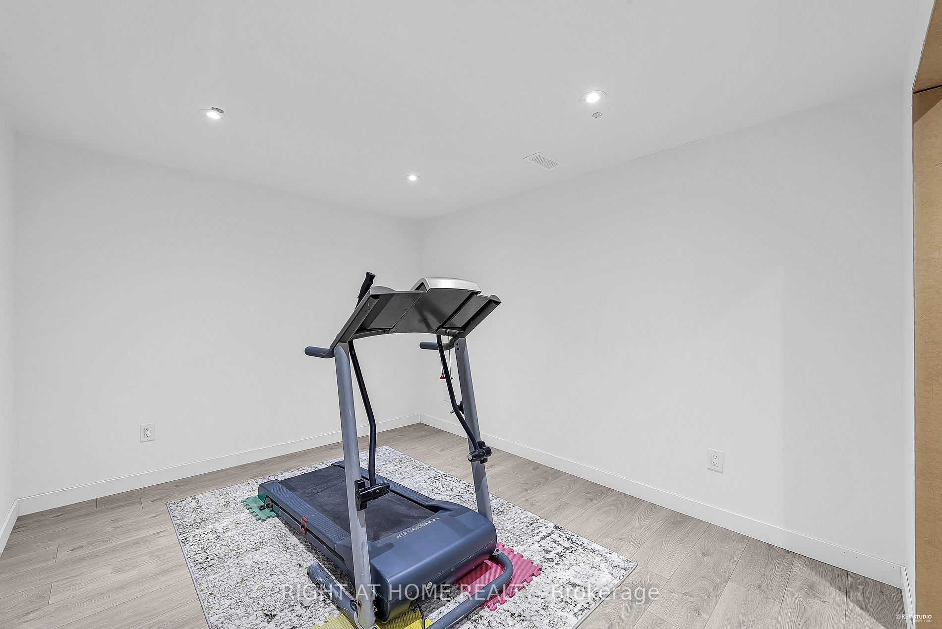 130 Mcfarlane Cres