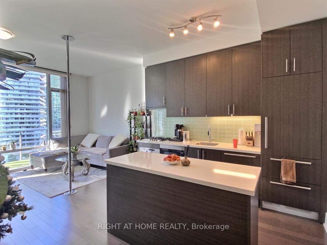 39 E Queens Quay 932
