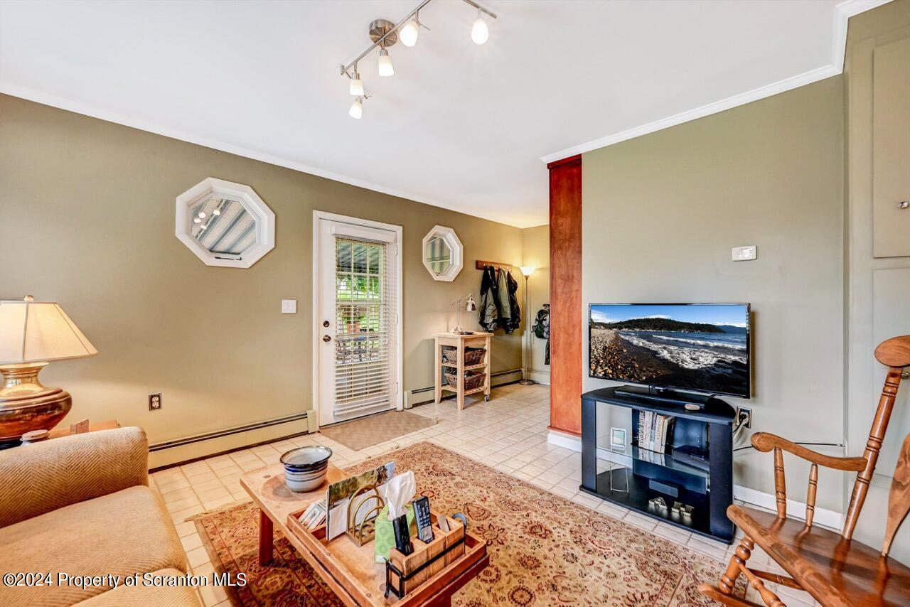 400 Montrose Avenue L113