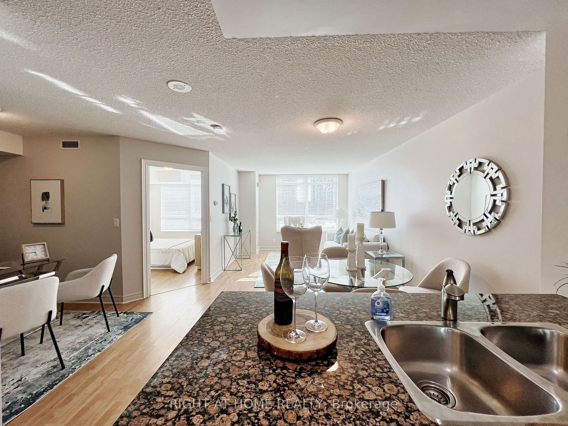 212 E Eglinton Ave 502