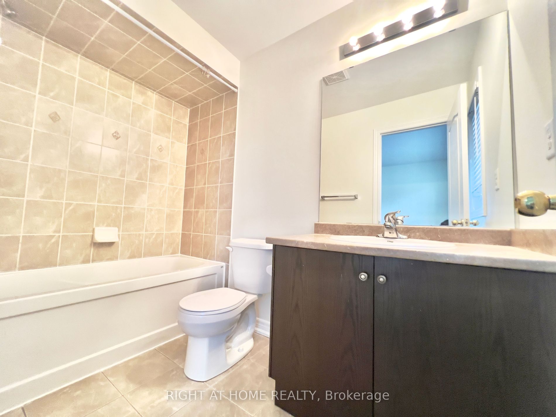 1352 E Granrock Cres