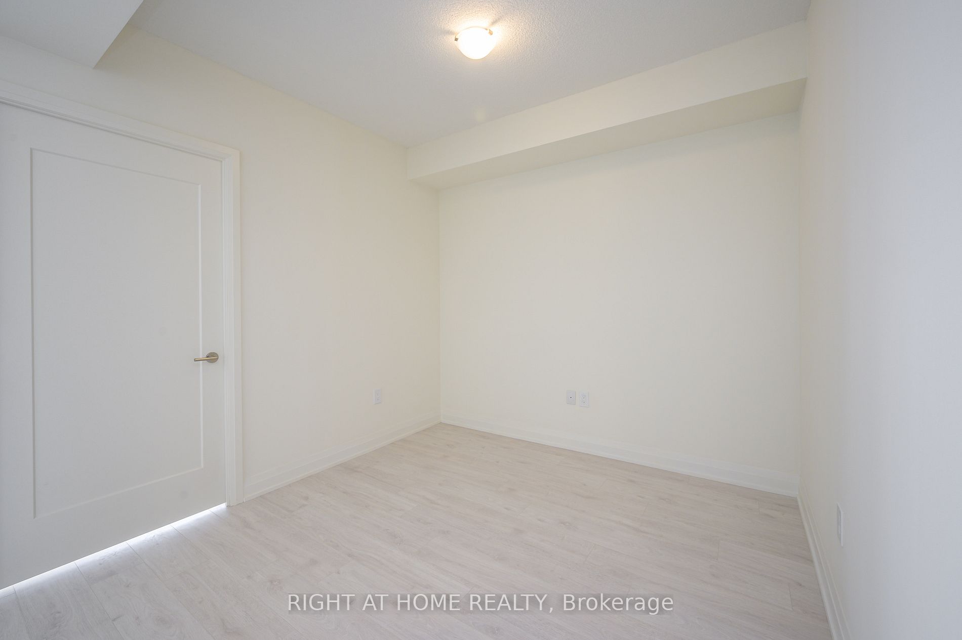 509 W Dundas St 605