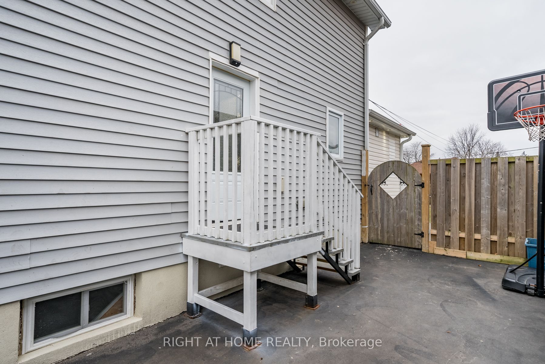 124 Guelph St