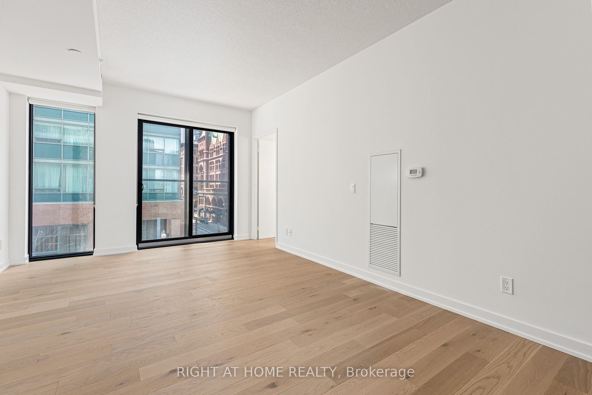 25 E Richmond St 315