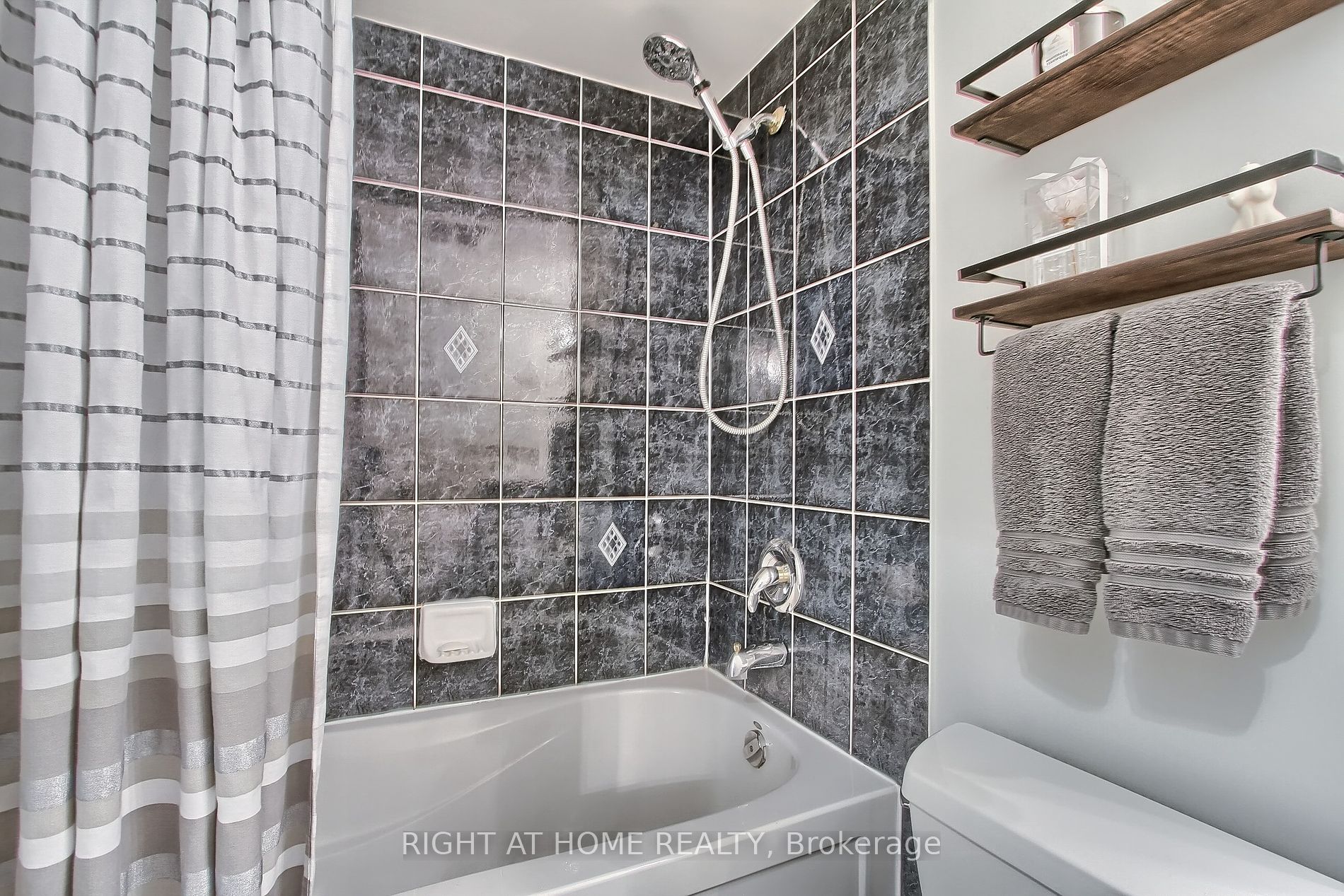 185 Oneida Cres 709