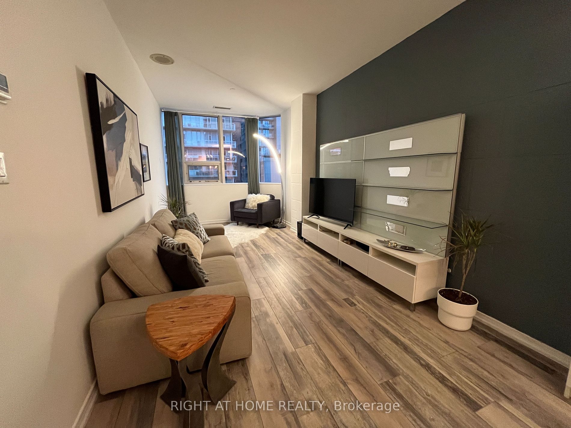 393 King St 1106