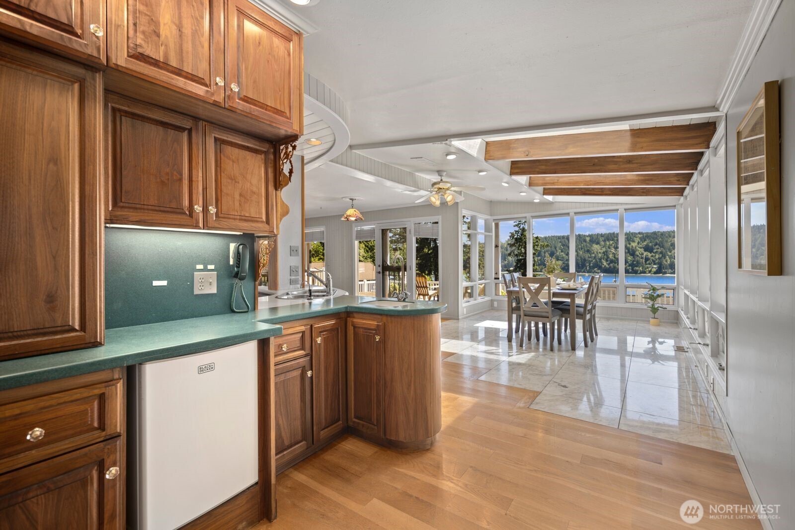 6899 Navajo Trail NE