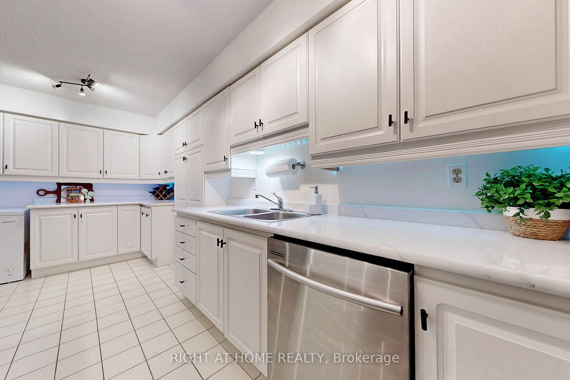688 Preston Pkwy 403