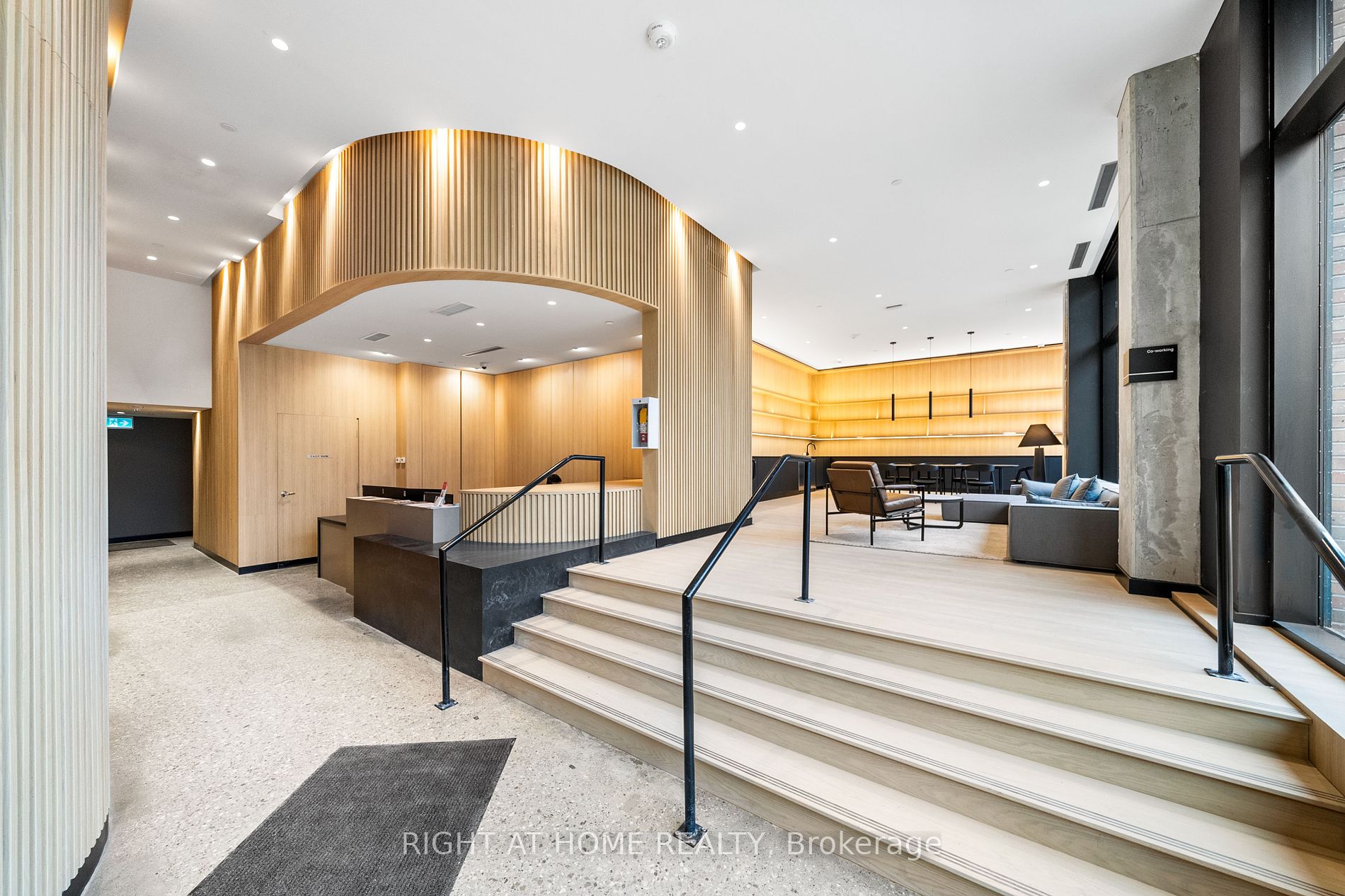 2720 Dundas St 520