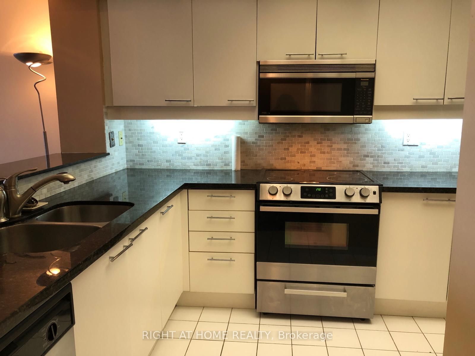 18 Hollywood Ave Ph106