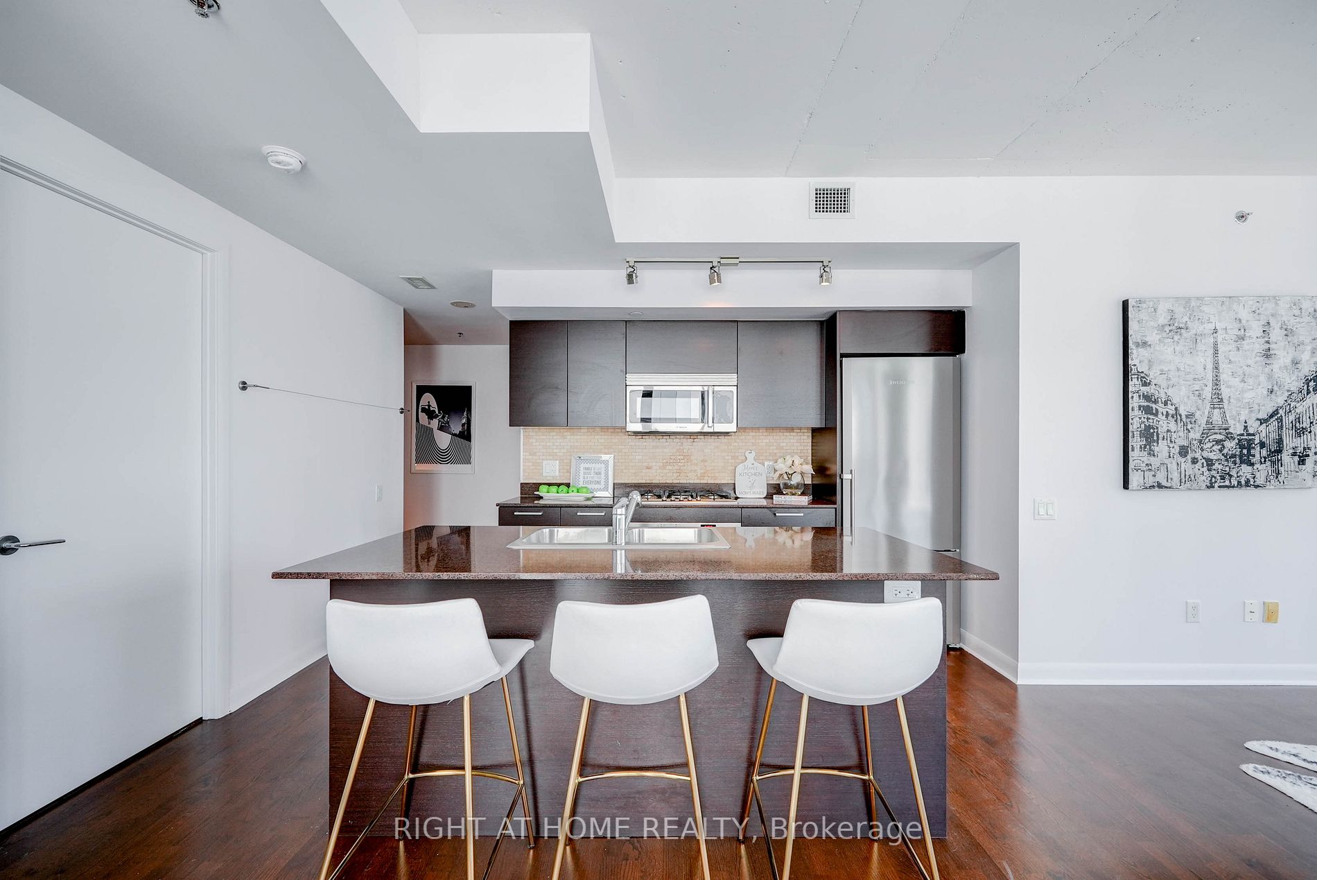 375 W King St 3007