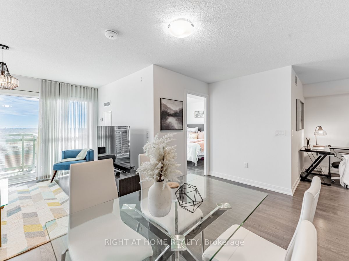 275 Village Green Sq 2716