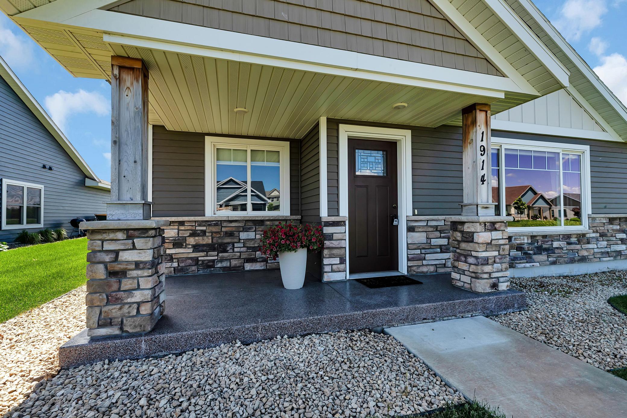 1914 Sandstone Loop S