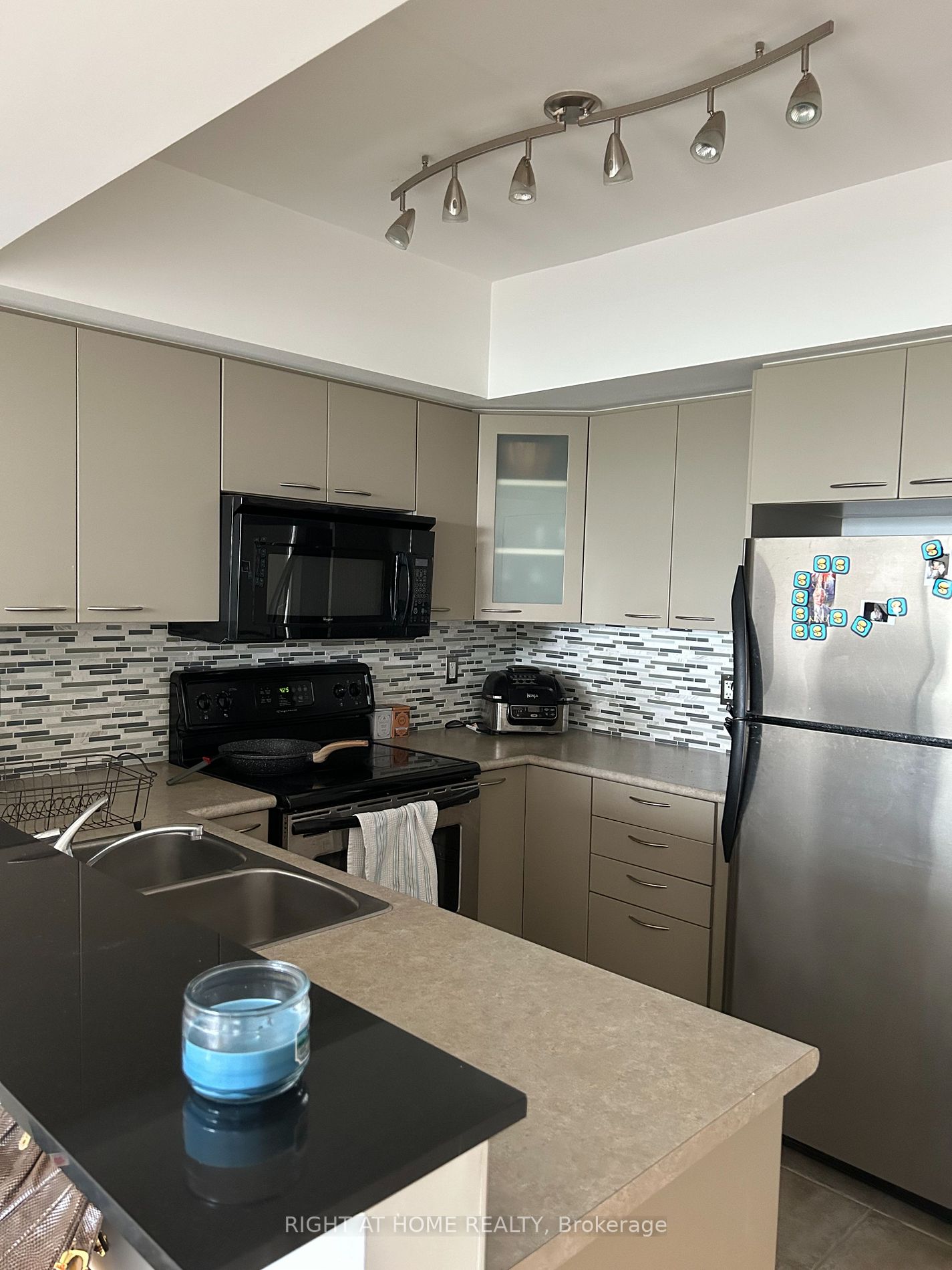 1050 The Queensway Ave 808