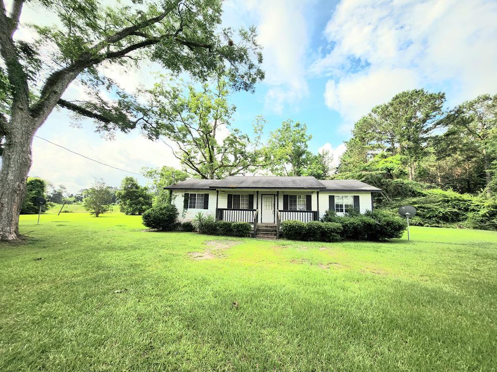 Calling all bargin hunters! Looking for something in the country with acreage? Check out this home with 6 acres. You can do some farming and some small hunting.  Property has it's own well and septic. Only 12 miles from downtown Thomasville for shopping and restaurants.